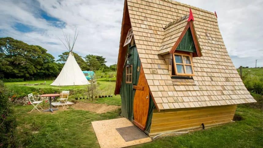 camptrekking-zJack-Sparrow-House-exterior-Cornwall-UK
